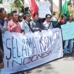 Ratusan massa Himpunan Mahasiswa Islam (HMI) Pamekasan demo DPRD.