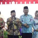 Bupati Mbah Tarom saat membuka pagelaran wayang kulit.