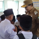 Bupati Pamekasan, Kholilurahman saat menyapa siswa SDI Matsaratul Huda