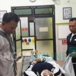 Petugas saat memeriksa korban di Klinik Nurwachid Jalan Nucholis Madjid Desa Denanyar Kecamatan Jombang Kota, Sabtu (17/6/2017) malam. foto: ROMZA/ BANGSAONLINE