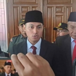 Bupati Tuban, Aditya Halindra Faridzky, saat menjawab pertanyaan awak media usai rapat paripurna.