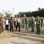 Bupati Tuban bersama Kapolres dan Forkopimda mengecek persiapan anggota Polri, TNI dan Linmas.