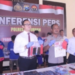 Kasatreskrim Polres Pasuruan saat memegang salah satu barang bukti.