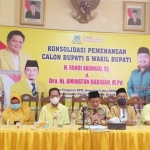 Dari kiri: Bu Min, Sugiono, Sarmuji, Gus Yani, Kodrat dan Nurhamim saat rapat konsolidasi pemenangan Niat. foto: SYUHUD/ BANGSAONLINE