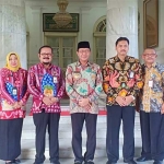 Kepala Perwakilan BKKBN Jatim Yenrizal Makmur saat foto bersama Bupati Tuban Fathul Huda. foto: ist