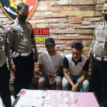 WS (23) asal Surabaya dan BK (21) asal Jombang (duduk) saat diamankan di Mapolsek Ngadiluwih bersama barang bukti. Foto: Ist.