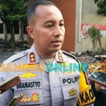 Kapolres Kediri, AKBP Bramastyo Priaji, saat memberi keterangan kepada awak media. Foto: MUJI HARJITA/BANGSAONLINE

