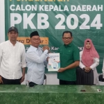 Khusnul Yaqin saat mengambil formulir pendaftaran calon bupati di kantor DPC PKB Lamongan.