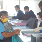 Warga Kecamatan Trenggalek sedang mengisi pendataan Burekol dari Bank BNI di Kecamatan Trenggalek. foto: HERMAN/BANGSAONLINE