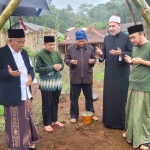Prof Dr KH Asep Saifuddin Chalim, MA, Syaikh Ahmad Muhammad Mabruk dan Deni Ramdani Sugara saat peletakan batu pertama pembangunan pondok pesantren di Tasikmalaya Jawa Barat, Jumat (28/11/2025). Foto: MMA/bangsaonline