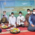 Wakil Bupati Gresik, Aminatun Habibah, bersama Sekda Gresik, Achmad Washil Miftahul Rachman, saat menghadiri khotmil Quran dan santunan yatim piatu dalam rangka HUT ke-14 PT Gresik Migas. Foto: SYUHUD/ BANGSAONLINE