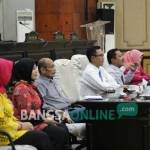 Mahasiswa Unair Surabaya sangat antusias bertanya kepada kalangan DPRD Jombang. foto: ROMZA/ BANGSAONLINE