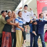 Ahmad Subakir diangkat pendukungnya usai terpilih menjadi Kades Bungah, Kecamatan Bungah hasil Pilkades PAW. foto: SYUHUD/ BANGSAONLINE
