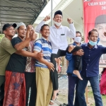 Ahmad Subakir diangkat pendukungnya usai terpilih menjadi Kades Bungah, Kecamatan Bungah hasil Pilkades PAW. foto: SYUHUD/ BANGSAONLINE