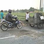 Lokasi kejadian kecelakaan maut antara pengemudi sepeda motor dengan mobil pick up.