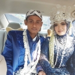 Kedua mempelai tampak bahagia saat berpose di dalam mobil pengantin mewah yang disediakan oleh ASC Foundation secara gratis ini.