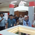 SCV ICT dan Pengadaan Strategis Semen Indonesia Prasetyo Utomo, saat tinjau stan Semen Indonesia Expo 2017. Foto: SYUHUD ALMANFALUTY/BANGSAONLINE