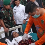 Salah satu peserta saat menjalani proses khitan yang digelar dalam rangka peringatan HUT ke-80 TNI.