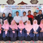 Foto bersama mahasiswa KKN kelompok 17 UTM dengan Dinas Pertanian dan Ketua Kelompok Tani Desa Poter.