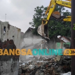 Penertiban bangunan rumah yang berdiri di atas tanah PT KAI di timur stasiun Madiun. Foto: Hendro Suhartono/BANGSAONLINE