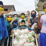 BAKSOS: Pembagian sembako yang dilakukan kader PMII Sidoarjo dalam rangka Harlah PMII ke-60, Sabtu (18/4). foto: ist