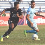 Pemain Persela, Rafael Gomes de Oliviera (kanan) saat berebut bola dengan pemain PSIS Semarang di Stadion Surajaya, Lamongan, Jumat (18/10/2019). foto: surya.co.id/sugiharto