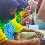 Buruh rokok di Bojonegoro sedang melinting rokok.