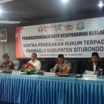 ?Panwas, Polres Situbondo dan Kejari Situbondo saat menandatangani Nota Kesepakatan Gakumdu.