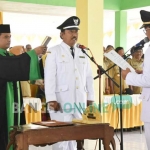 Prosesi pelantikan Taufiq Kamal sebagai Kepala Desa Blimbing, Kecamatan Gudo, Selasa (6/12) pagi. foto: ROMZA/ BANGSAONLINE