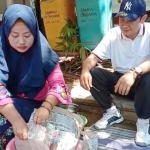 Yuhronur Efendi saat dialog dengan salah satu pedagang nasi boran.