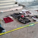 Pakaian yang diduga milik pelaku dan milik korban ditemukan di TKP saat penyelidikan dan penyidikan oleh Tim Inafis Polda Jatim di lantai dua Pasar Besar Malang, Rabu (15/05). foto: IWAN IRAWAN/ BANGSAONLINE