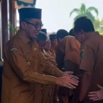 Bupati Pamekasan saat bersalaman dengan salah satu ASN.