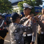 Pemasangan lencana secara simbolis dalam rangka pelaksanaan Operasi Ketupat Semeru 2026.