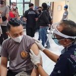 Kasatlantas Polres Bangkalan AKP Abdul Aziz Sholahuddin saat disuntik vaksin Covid-19 di Aula Sarja Arya Racana, Kamis (25/2/2021). 