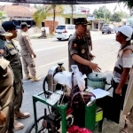 Mahendra WW, Kabid Ketertiban Umum dan Ketentraman Masyarakat Satpol PP Mojokerto, saat memberikan edukasi humanis kepada PKL.
