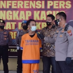 Kapolresta Sidoarjo, Kombes Pol Kusumo Wahyu Bintoro, saat menginterogasi pelaku pencurian pada beberapa sekolah di Kota Delta.