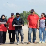 Tim PT Pertamina Hulu Energi West Madura Offshore (PHE WMO) saat melakukan pemantauan usah penanaman hexa reef di Pantai Pasir Putih Tlagoh Bangkalan Madura. (Ist)