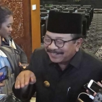 Pakde Karwo saat diwawancara wartawan usai paripurna. foto: Didi Rosadi/ bangsaonline.com