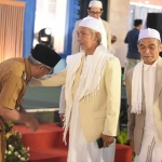 Gus Qowim saat disambut Pengasuh Ponpes Lirboyo KH Abdullah Kafabihi Mahrus. (Ist)