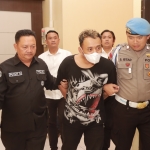 Choirul Huda, pelaku pembunuhan wanita yang dibuang di Selopuro Blitar saat digiring anggota Polres Blitar