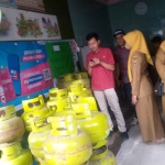 Tim gabungan dari Pemkot Kediri saat sidak di salah satu pangkalan LPG 3 kg. Foto: Ist