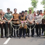 Wali Kota Risma saat memotong pita bunga tanda dibukanya MERR IIC.