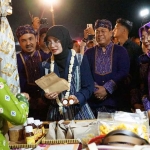 Wali Kota Kediri juga turut melarisi produk UMKM yang dijual di Bazarku Bazarmu the Java Culture Festival. (Ist)