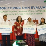 Pj Wali Kota Kediri, Zanariah bersama penerima santunan kepada ahli waris di Grand Surya, Selasa (28/5/2024).