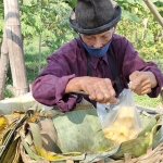 Mbah Sulani saat melayani pembeli tapenya. foto: MUJI HARJITA/ BANGSAONLINE