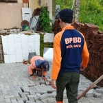 Petugas BPBD Kota Batu saat meninjau dampak tanah gerak di Desa Gunungsari, Kecamatan Bumiaji.