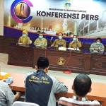 Tim Gugus Tugas Pencegahan Corona Pemkab Gresik saat memberikan keterangan pers penetapan darurat corona.