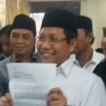 Ketua DPW PKB Jatim, Abdul Halim Iskandar memberi keterangan pers terkait surat dari kiai sepuh yang dialamatkan pada dirinya. foto: M. DIDI ROSADI/ BANGSAONLINE