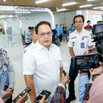 Pj Gubernur Jatim saat memberi keterangan ke awak media terkait viralnya Koin Jagat.
