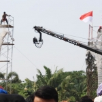 Aksi personel TNI-Polri di Lamongan saat memecahkan ratusan bata menggunakan kepalan tangan.